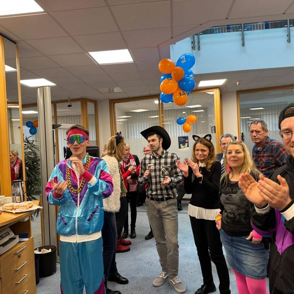 Spende an Tanzgarden: Karnevalsstimmung in der Raiffeisenbank Kaarst