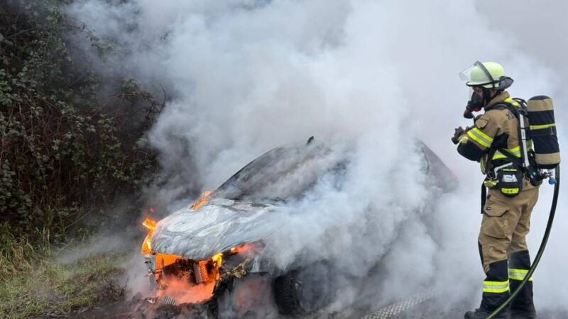 Feuerwehr rückte zu Einsatz am Dienstag aus: Auto brennt auf A57 bei Neuss – Ursache unklar