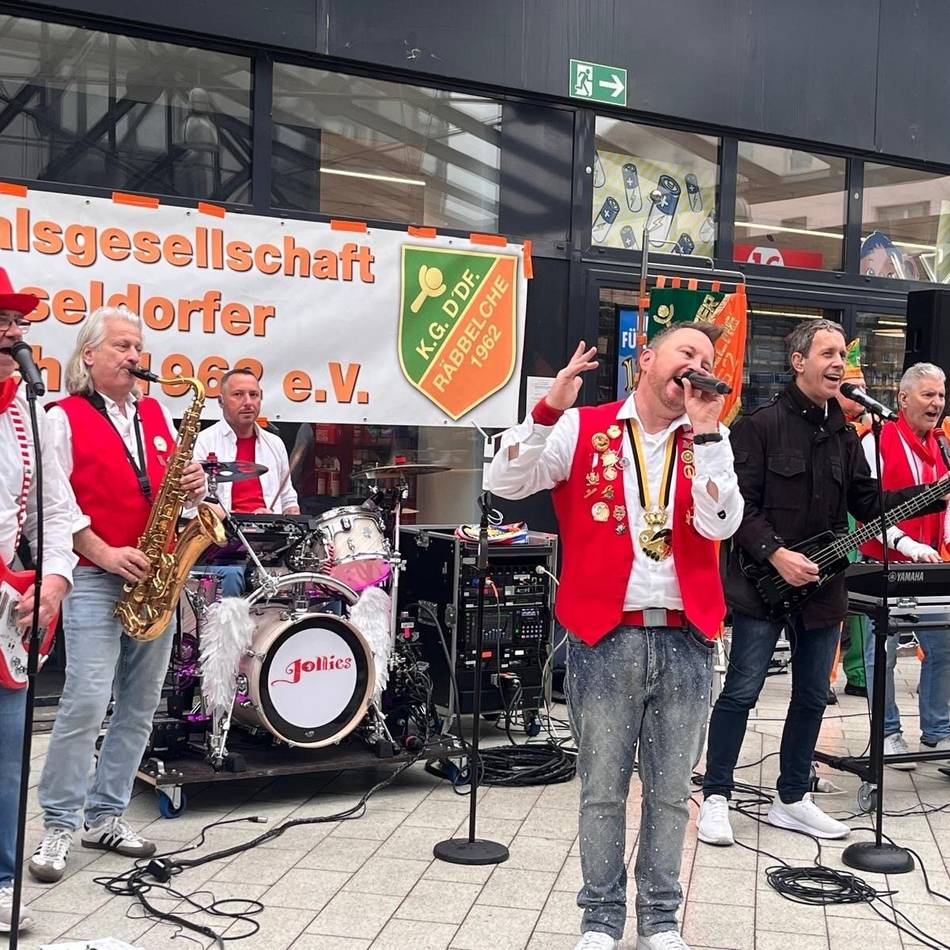 Altweiber in der Landeshauptstadt: Holthausen schunkelt beim Straßenkarneval – so war die Party im Düsseldorfer Süden
