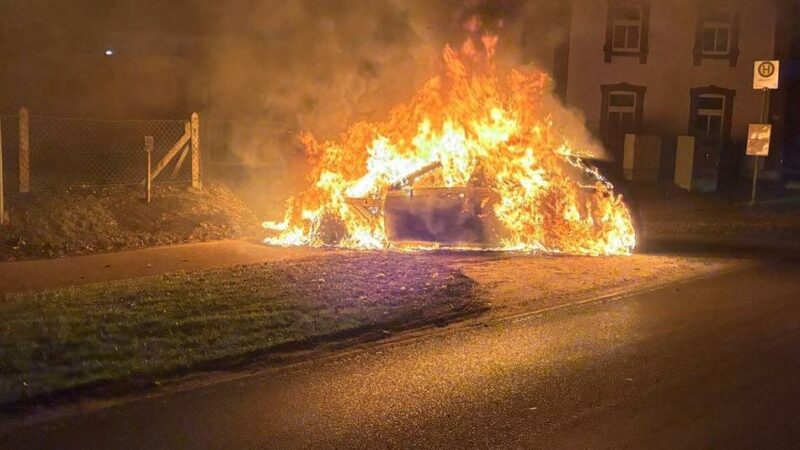Einsatz in Schneppenbaum: Feuerwehr löscht brennendes Taxi in Bedburg-Hau
