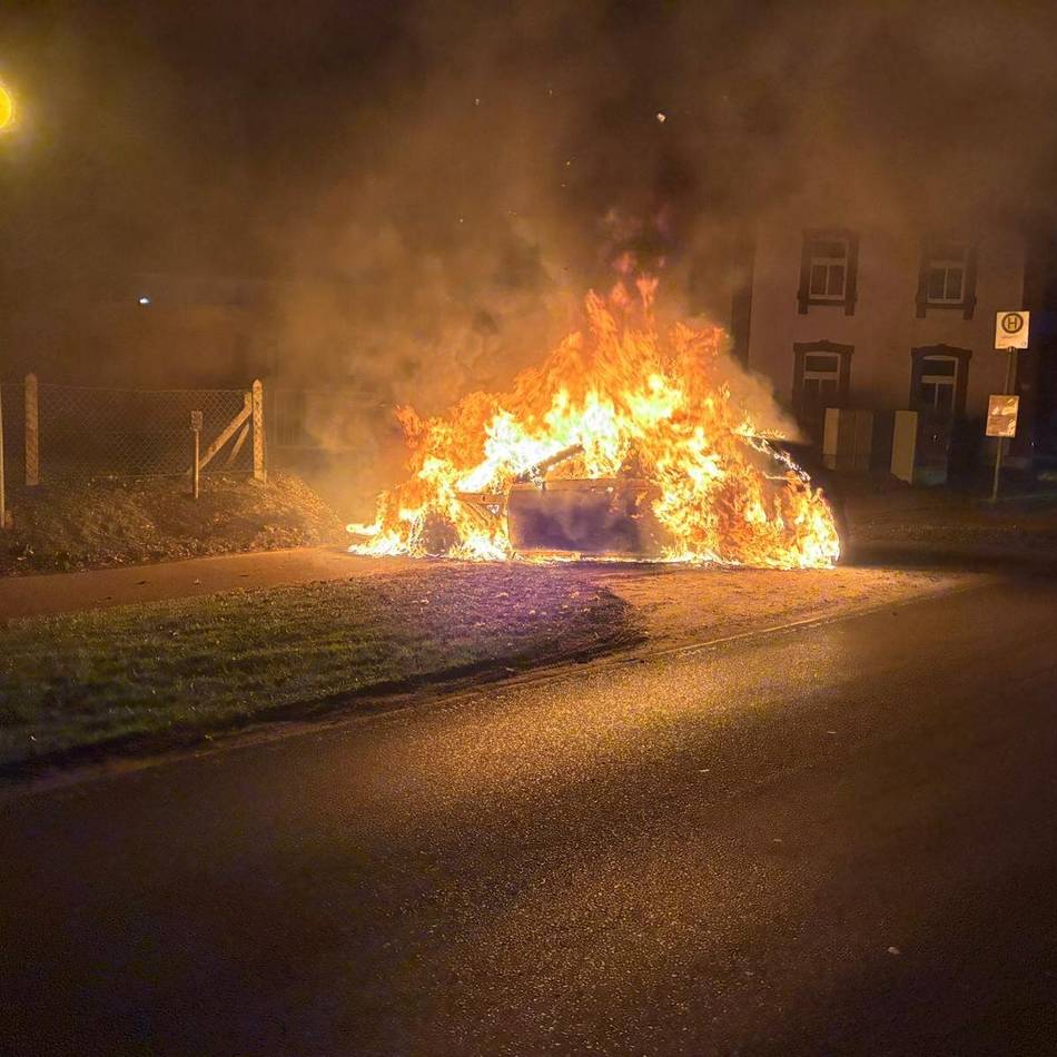 Einsatz in Schneppenbaum: Feuerwehr löscht brennendes Taxi in Bedburg-Hau