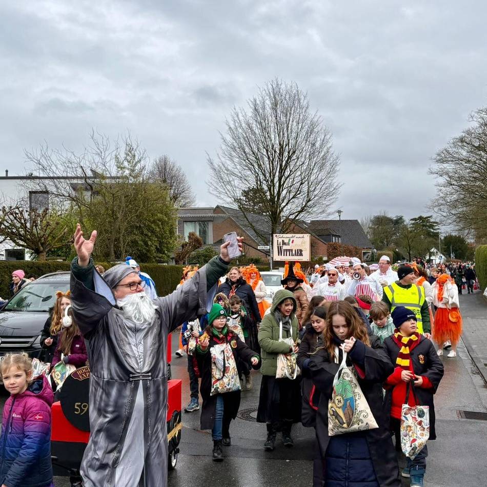 Karneval 2026 in Düsseldorf: Rosenmontagszug in Wittlaer – ein ganzes Dorf auf den Beinen
