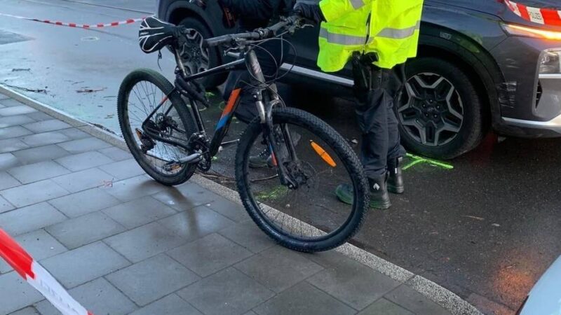 Unfall in Düsseldorf: Radfahrer lebensgefährlich verletzt