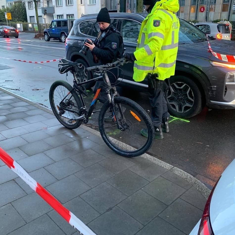 Unfall in Düsseldorf: Radfahrer lebensgefährlich verletzt