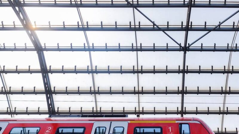 Auch Züge zu Karnevalsstädten betroffen: Bahnverkehr in NRW gestört – was Reisende wissen müssen