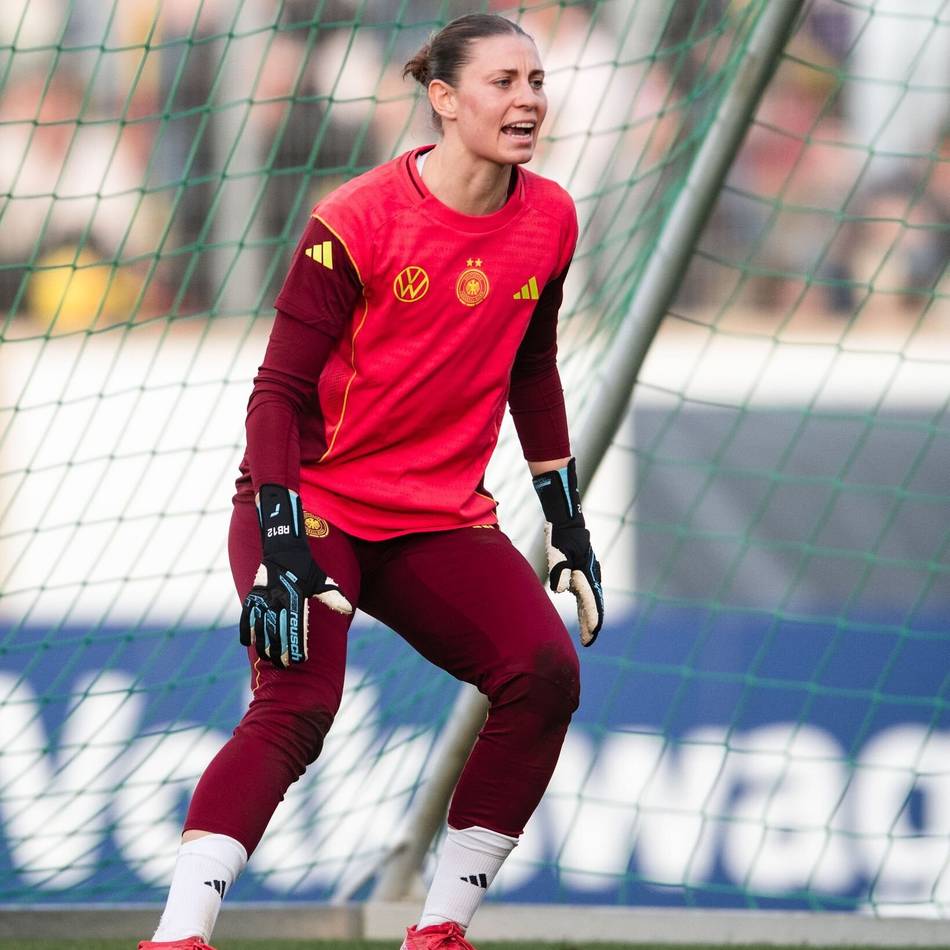 Umstrittene DFB-Torfrau: Bayer leiht Borggräfe und tritt in Frankfurt an