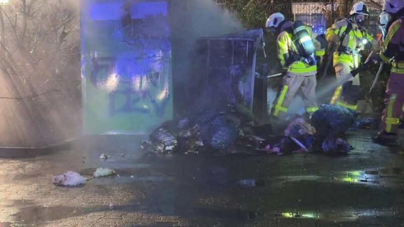 Einsatz für die Feuerwehr: Unbekannte zünden Altkleidercontainer in Gindorf an – Zeugen gesucht