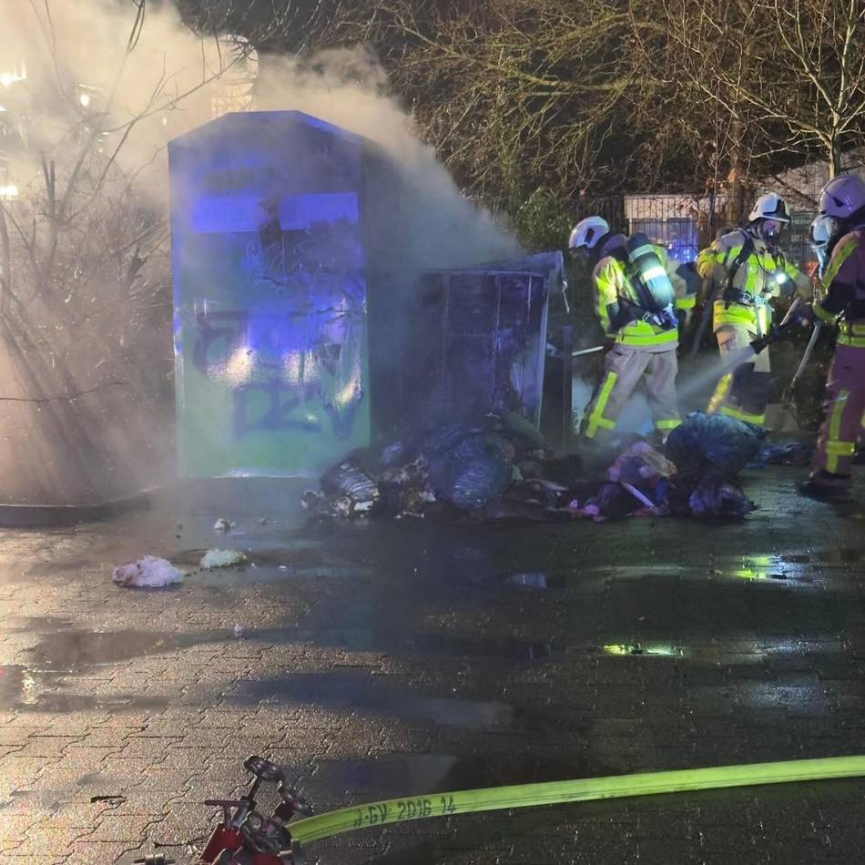 Einsatz für die Feuerwehr: Unbekannte zünden Altkleidercontainer in Gindorf an – Zeugen gesucht