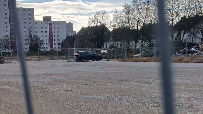 P&R-Fläche in Leverkusen: Schotterparkplatz am Opladener Bahnhof wieder offen