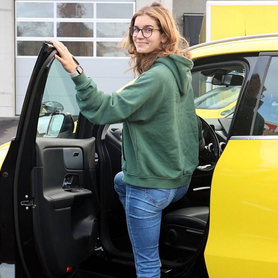 Fahrlehrer und Fahrschülerin aus Mönchengladbach: Warum die Führerschein-Reform so stark kritisiert wird