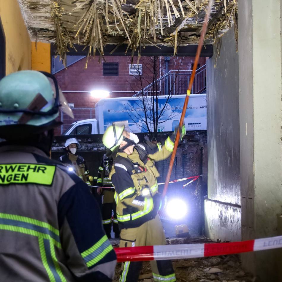 Einsturzgefahr: Decke abgesackt – Feuerwehr evakuiert Wohnhaus in Solingen