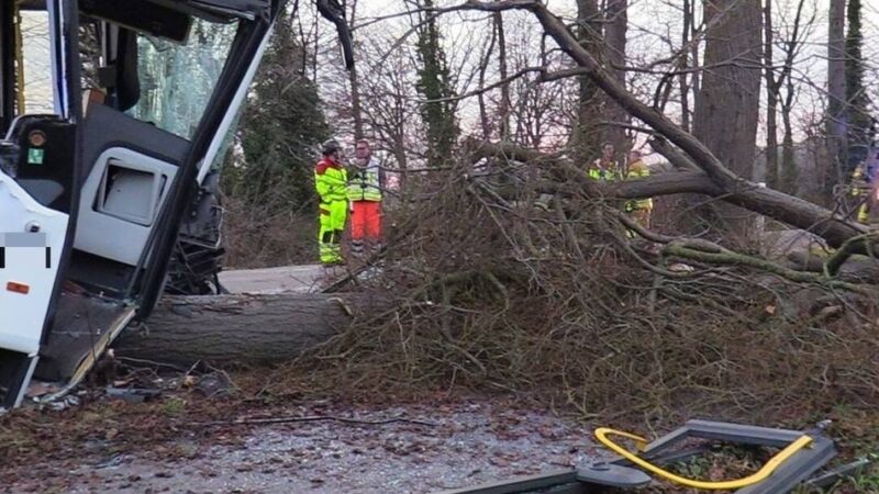 Busunfall auf Anrather Straße in Vorst: Polizei sucht Traktorfahrer als Zeugen