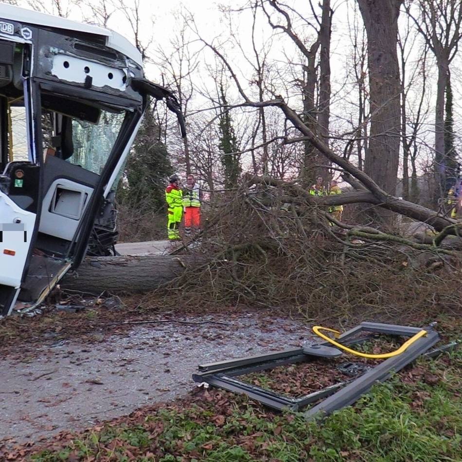 Busunfall auf Anrather Straße in Vorst: Polizei sucht Traktorfahrer als Zeugen
