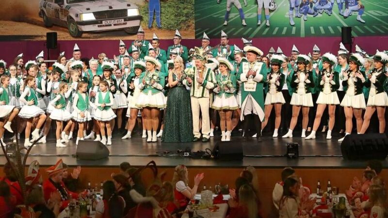 Sessionseröffnung in Walsumer Stadthalle: Singen, schunkeln, applaudieren – Gruen-Weisse feiern grandios