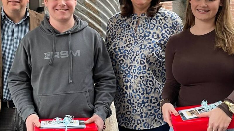 Junge Leute in Emmerich: Ausbildung im Rathaus erfolgreich beendet