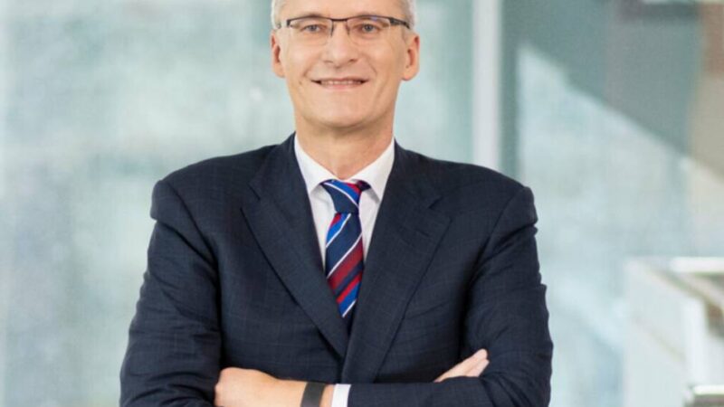 In der Generatorenhalle Viersen: ZDF-Journalist Elmar Theveßen hält Vortrag über Trump