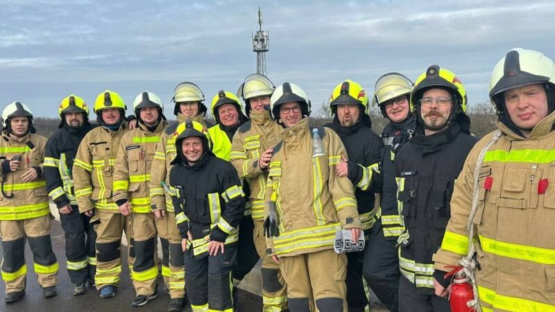 Spendenmarsch bis nach Duisburg: Feuerwehrleute aus Rheinberg wandern 25 Kilometer in kompletter Ausrüstung