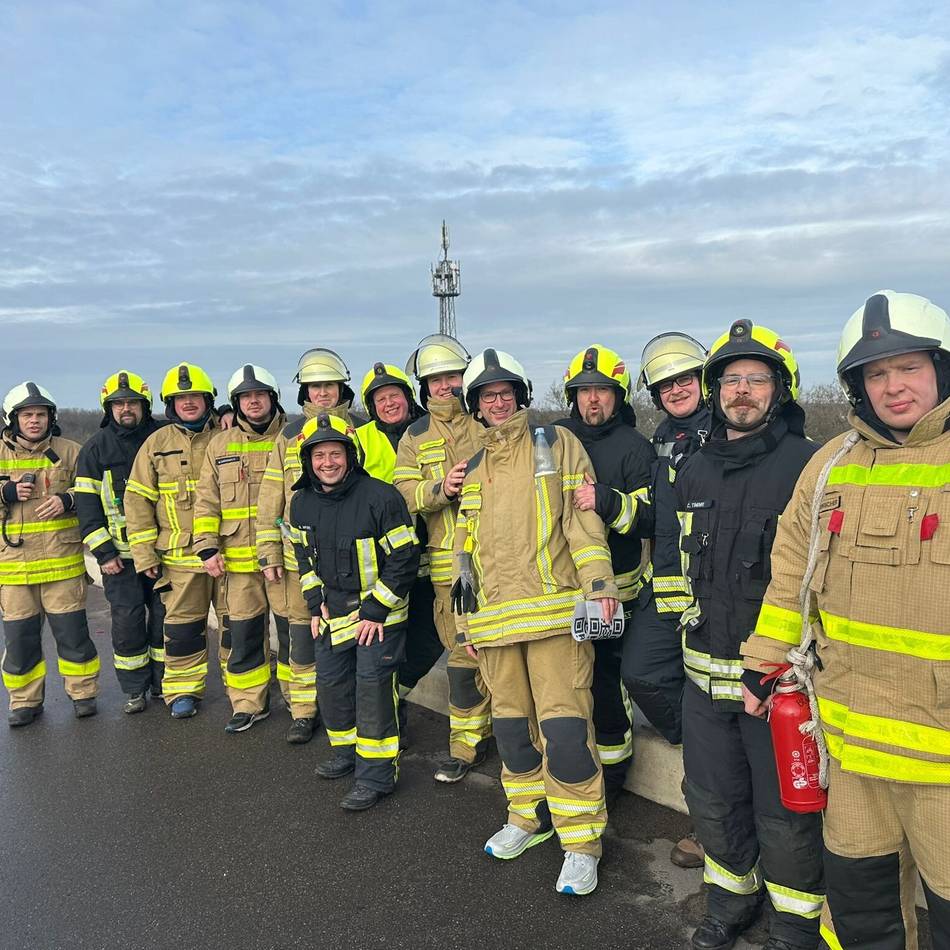 Spendenmarsch bis nach Duisburg: Feuerwehrleute aus Rheinberg wandern 25 Kilometer in kompletter Ausrüstung