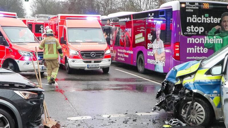 Düsseldorf-Hellerhof: Drei Verletzte bei Unfall zwischen Pkw und Polizeiwagen