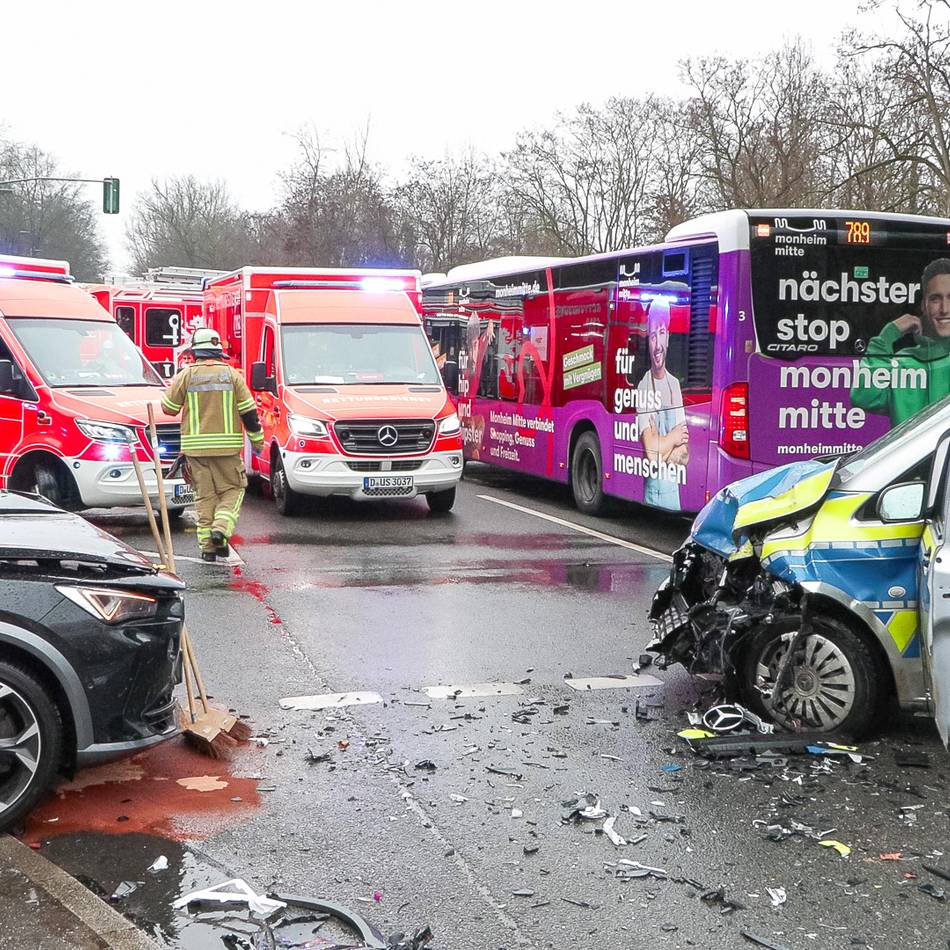 Düsseldorf-Hellerhof: Drei Verletzte bei Unfall zwischen Pkw und Polizeiwagen