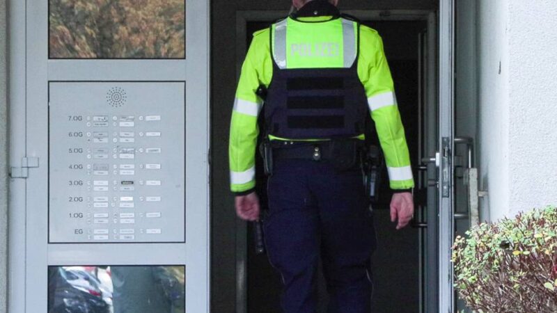 Dramatischer Fund in Baumberg: Tötungsdelikt – Entrümpler finden Leiche in Messi-Wohnung
