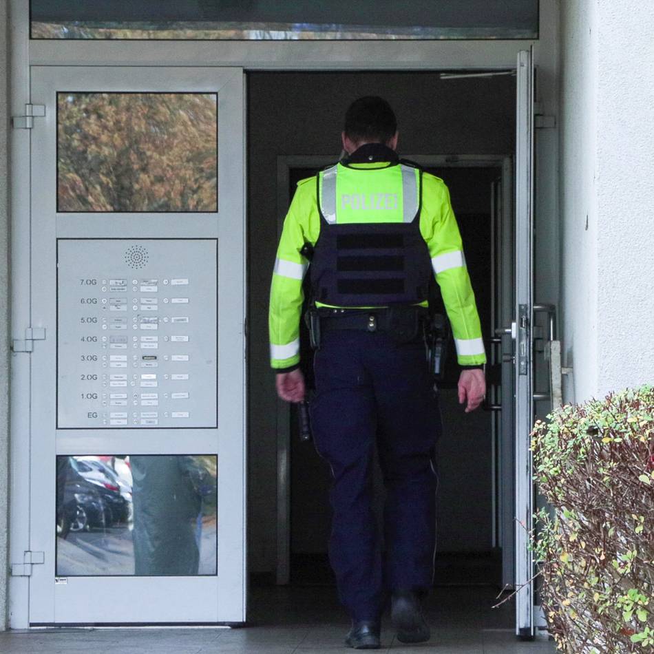 Dramatischer Fund in Baumberg: Tötungsdelikt – Entrümpler finden Leiche in Messi-Wohnung