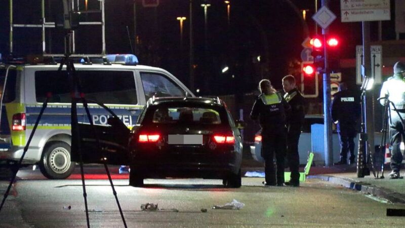 Polizei ermittelt genaue Ursache: E-Bike-Fahrer bei Unfall in Duisburg lebensgefährlich verletzt