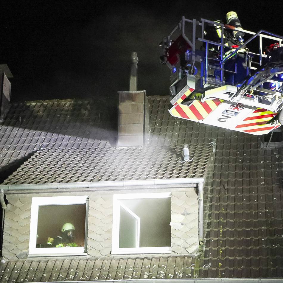 Einsatz der Feuerwehr Leverkusen: Brand in Opladen fordert eine verletzte Person