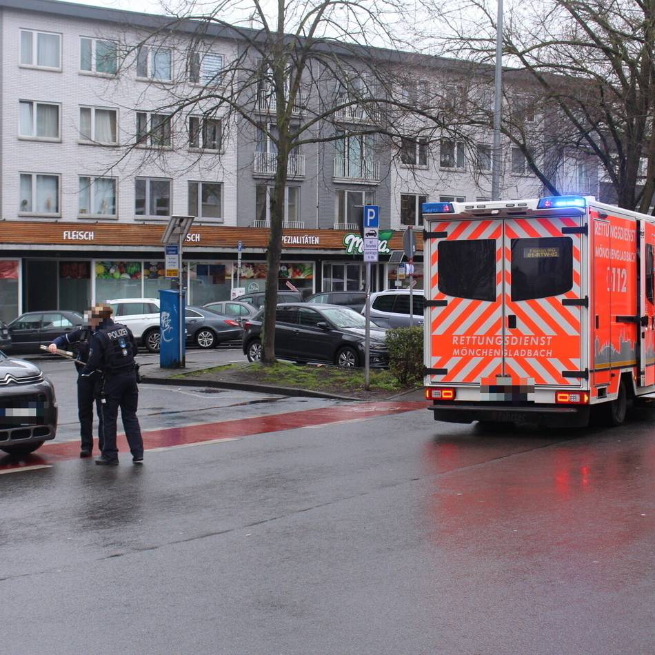 Rettungswagen vor Ort: Verletzte Person nach Unfall auf der Lüpertzender Straße