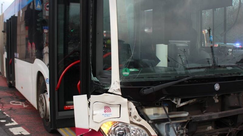 In der Gladbacher Innenstadt: Linienbus prallt am Bismarckplatz mit Mercedes zusammen