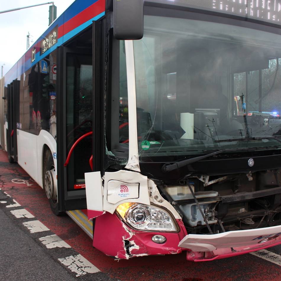 In der Gladbacher Innenstadt: Linienbus prallt am Bismarckplatz mit Mercedes zusammen