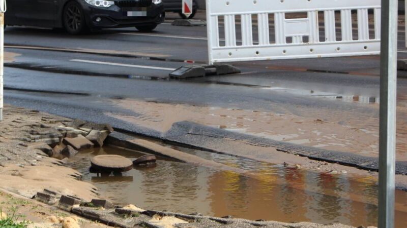 Fliethstraße in Gladbach: Wasserrohrbruch schränkt Verkehr ein – und betrifft Haushalte