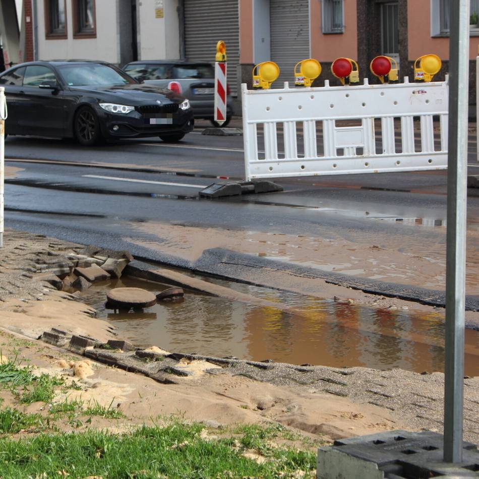 Fliethstraße in Gladbach: Wasserrohrbruch schränkt Verkehr ein – und betrifft Haushalte