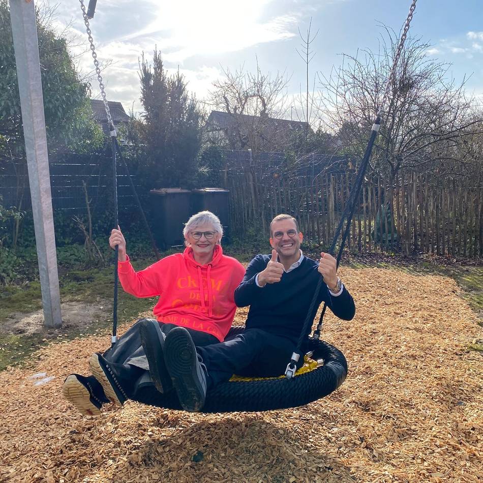 Förderverein in der Grevenbroicher Südstadt: Mehrgenerationenplatz um große Nestschaukel erweitert