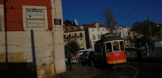 »Hotel Drei Jahreszeiten« von Stefan Gärtner: Lustfahrt nach Lissabon – Rezension