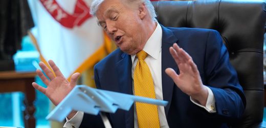 Donald Trump und der Iran-Krieg: Präsident prahlt mit Tarnkappenbomber im Weißen Haus