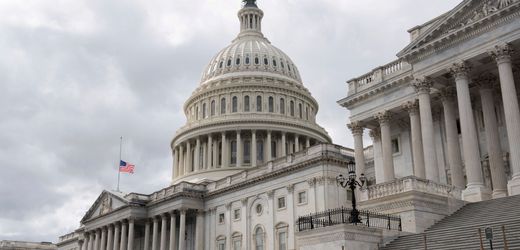 Umstrittener Besuch in Washington: Russische Abgeordnete bekommen Socken mit Trumps Gesicht geschenkt