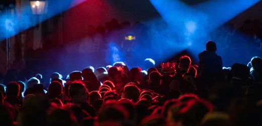 Teenie-Disco in Falkenberg: Kinder und Jugendliche singen rassistische Parole zu »L’amour toujours«