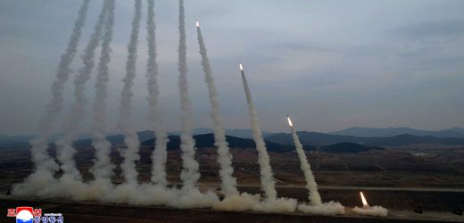 Nordkorea: Kim Jong Un beaufsichtigt Test neuer Mehrfachraketenwerfer