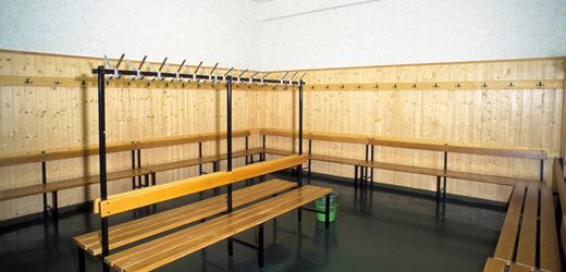 Bayern: Fußballtrainer soll Jugendliche in Umkleiden und Duschen gefilmt haben