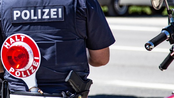 Falsche Polizisten stehlen Bargeld von Lkw-Fahrern