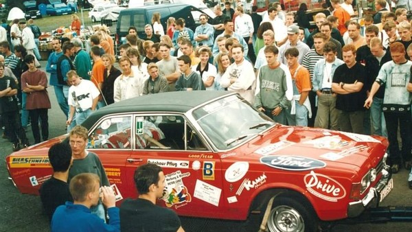 „Herzensprojekt“: Oldtimer-Fans sammeln Spenden für Halbwaise in Velbert