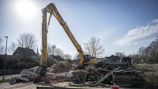 Abriss der alten Kornsilos in Heiligenhaus: Die größte Arbeit machte Vogelkot