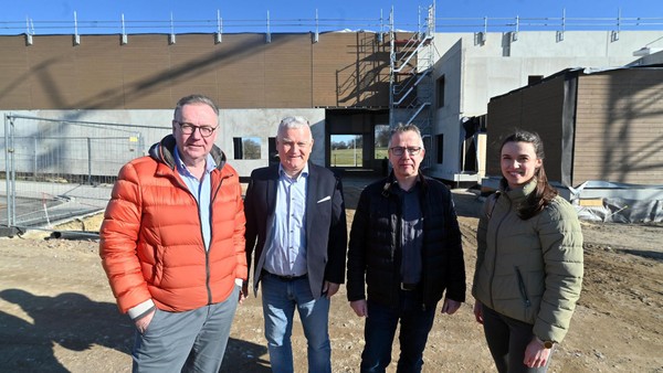 Viel Holz, Glas und jede Menge Gewicht: Heiligenhauser Firma verlegt Standort