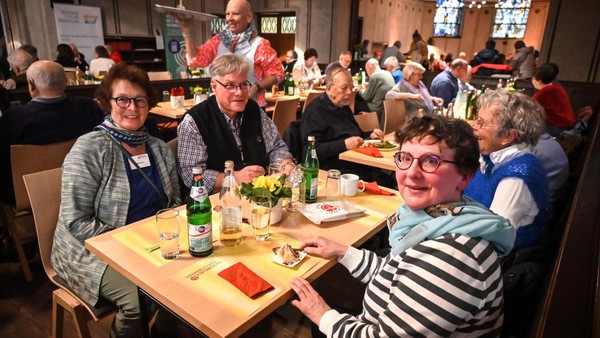 Vesperkirche in Velbert: Viele neue Menschen kennenlernen bei leckerem Essen