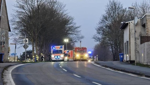 Lebensgefährlich verletzt: Überholendes Auto stößt mit Roller zusammen