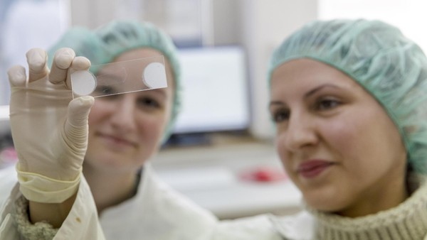 Was hinter einer Creme steckt: Ein Blick ins Labor einer Velberter Apotheke