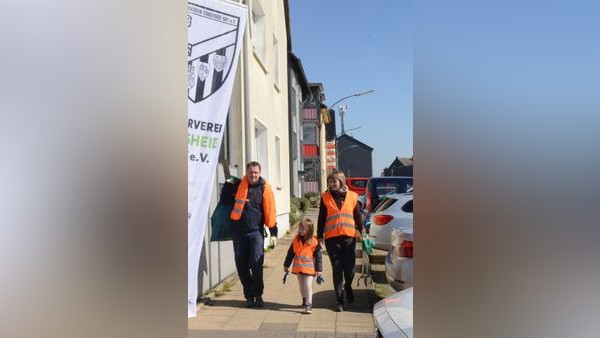 Auspuff und Sonnenliegen: Müllsammler in Velbert sind überrascht