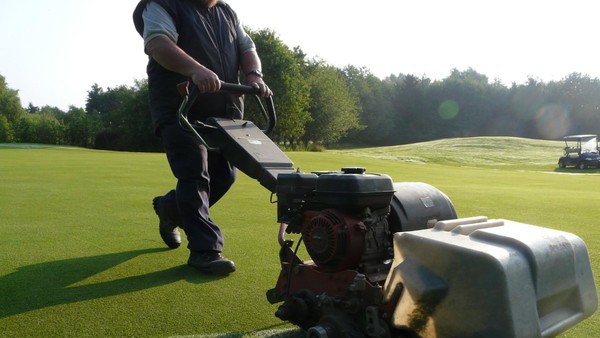 Was Golfer nicht sehen: So aufwändig ist die Rasenpflege auf dem Golfplatz Hösel