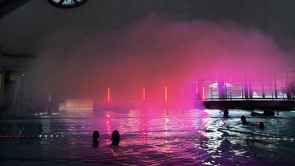 Laser zucken über das Wasser: Velberter Parkbad wird zur XXL-Wasser-Disco